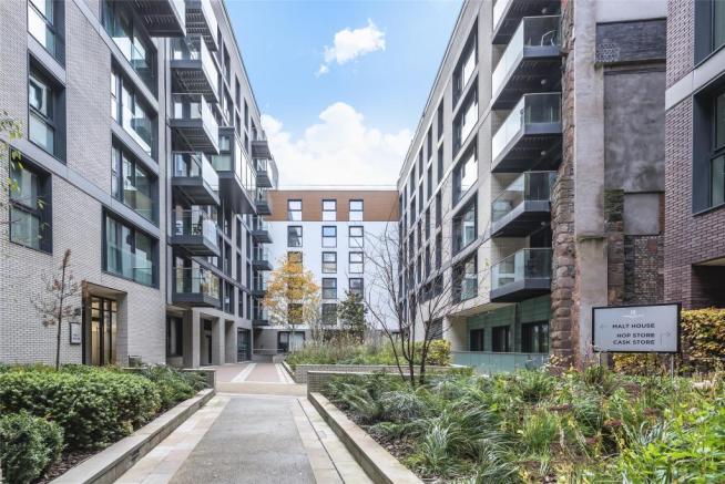 @Eah1E @gavinbcubex <a href="/FinzelsReach/">Finzels Reach</a> <a href="/FinzelsReachMkt/">Finzels Reach Market</a> @FM_ephemera @ArchCentre Nearly 400 apartments, with the old stone &amp; brickwork from this long neglected site integrated into the new designs.  Walk around Finzel's Reach and be amazed...