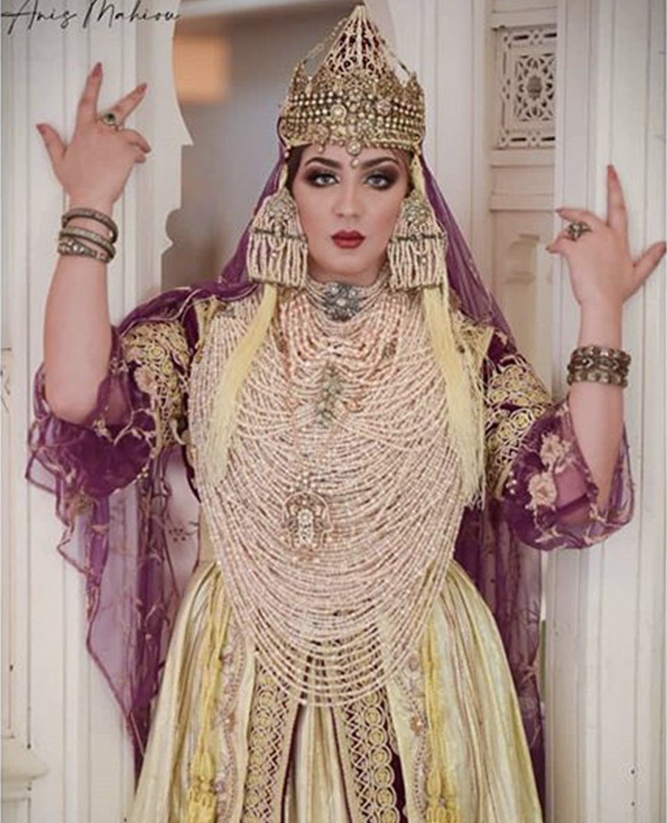 📸 #سهيلة_بن_لشهب في جلسة تصوير بمجموعة من الأزياء التقليدية الجزائرية 👌 🇩🇿 #الشدة_التلمسانية #الجبة_القبايلية #البلوزة_الوهرانية 

<a href="/SuhilaBnLachhab/">Souhila Ben Lachhab 🇩🇿</a>