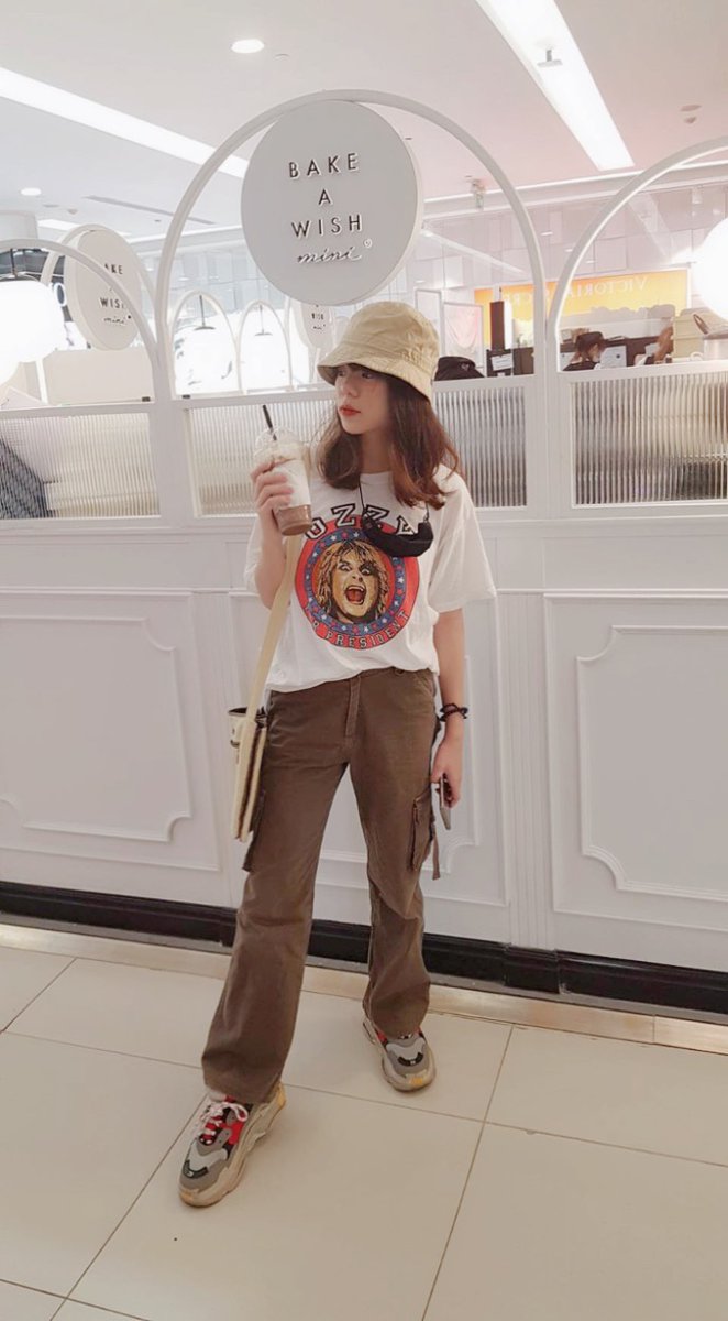 KewWan_TH's tweet photo. ขายาวแปดเมตร ก้าวแรกไม่เป็นไร ก้าวต่อไปบ้านเบี้ยว😂
#เขียวหวาน #ขว #เขียวหวานที่เป็นชื่อคนไม่ใช่อาหาร #kewwan #kw #resweet https://t.co/mDFtnpLBEr