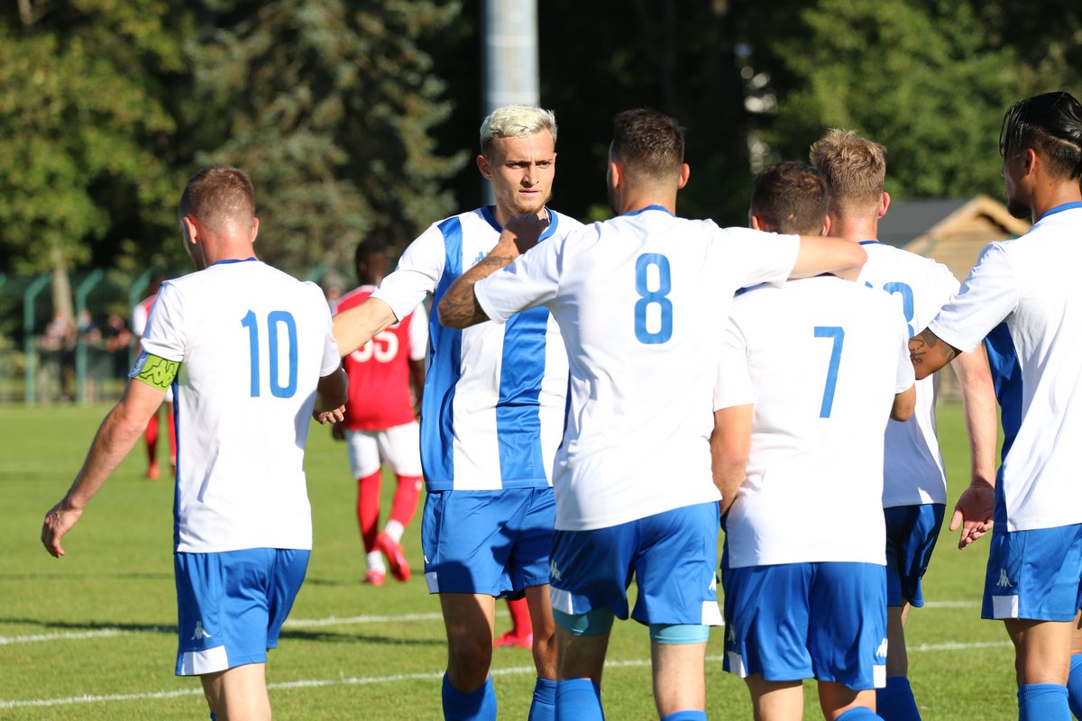 usldunkerque's tweet photo. [AMICAL ⚽] C'est terminé au Touquet ! Nos "Bleu et blanc" font match nul (2-2) face au @StadeDeReims, pensionnaire de Ligue 1 pour leur premier match de préparation ! #AllezUSLD 🔵⚪👊 https://t.co/M7xXyIfmQE