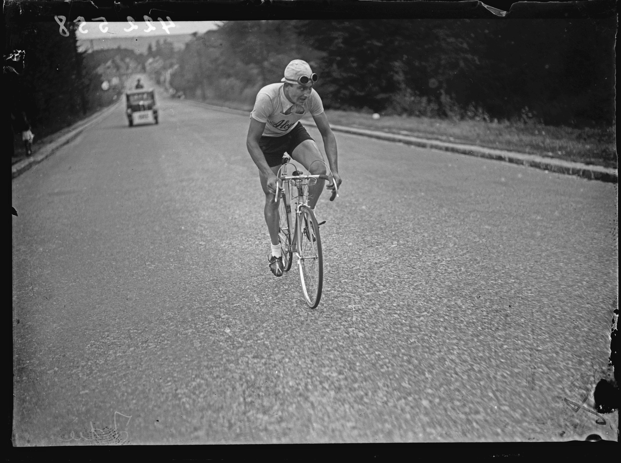 Tour De France Il Est Le Doyen Des Vainqueurs D Etape Du Tour Vivant Et Fete Aujourd Hui Ses 1 0 0 Ans Joyeux Anniversaire Emile Idee He Is