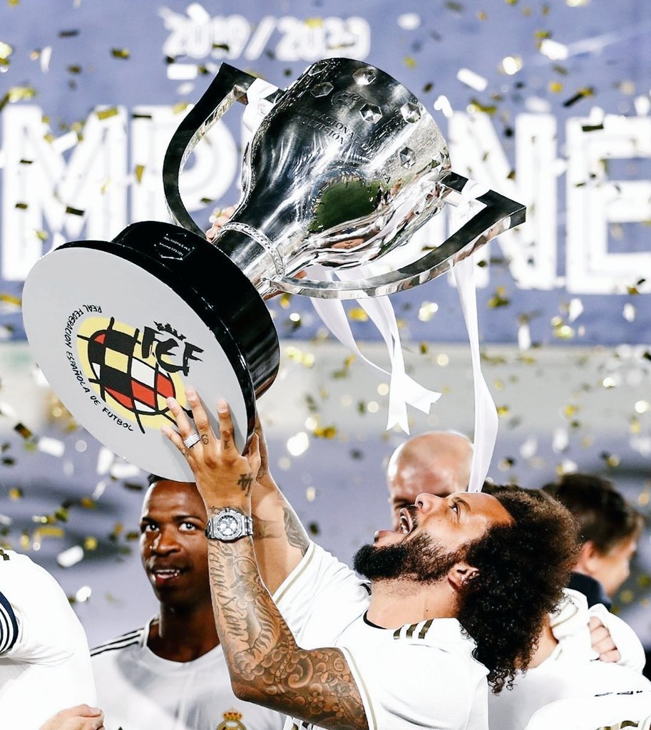 RealMadridCFHM's tweet photo. COMO NO TE VOY A QUERER ⚪⚪⚪⚪🏆🏆🏆

#LaLiga34 #HalaMadrid #HalaMadridYNadaMas #campeones34 https://t.co/PjAjdzCECu