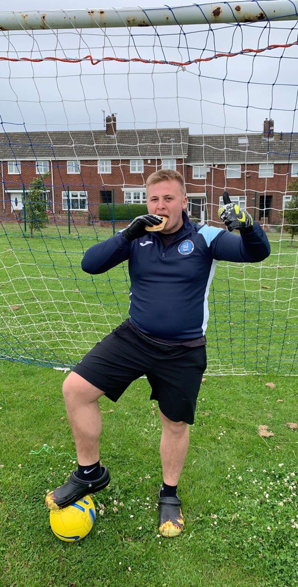 HUSCWEDNESDAY's tweet photo. ⚪️PLAYER SIGNING🔵
The Wickets have signed our very own Wayne Shaw🥧
Aidan Jackson Smith joins on a ‘see you in the club’ basis🍺
#WelcomeWayne
#HCCFC
#UTW https://t.co/Y0mYShn8Pw