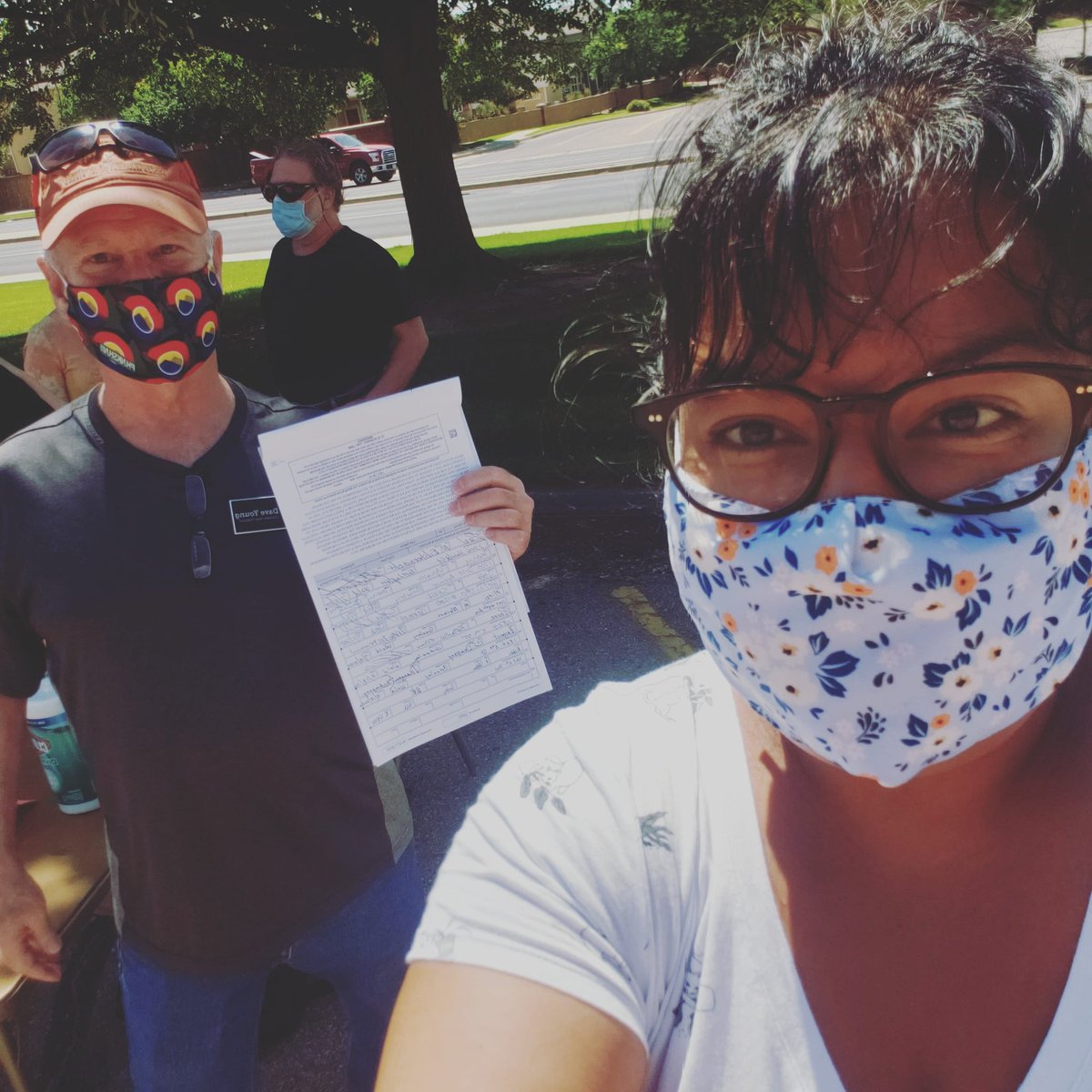 VidaDePati's tweet photo. #SocialDistance #Fairtax #petitionsigning #SelfiewithDave https://t.co/ocxEghjBKe