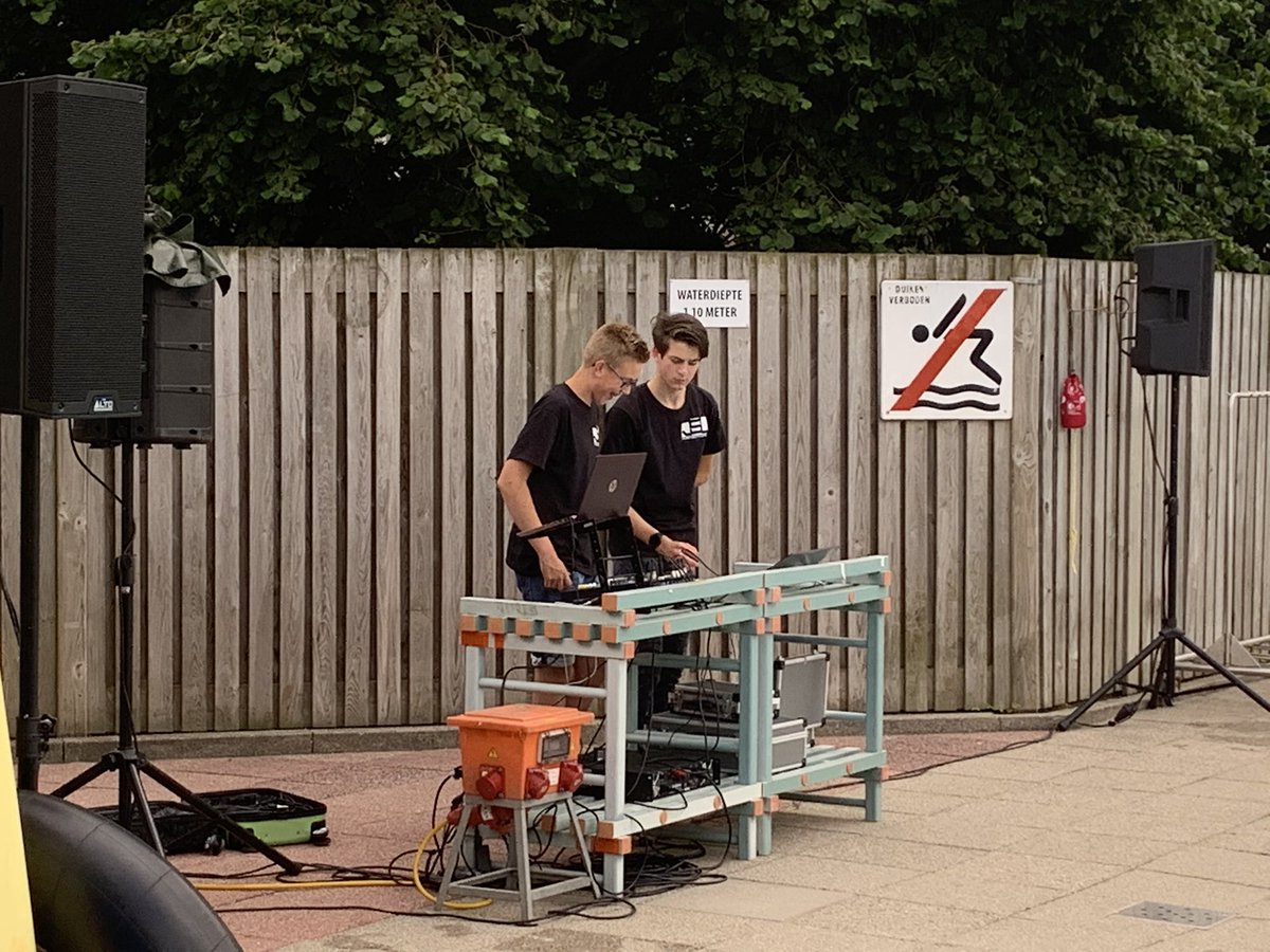 hutdorpAndijk's tweet photo. Gisteren was het heel gezellig bij @zwembaddeweid met DJ’s Jens en Stein!! A.s. Vrijdag 24 juli weer disco zwemmen vanaf 19.00 uur!! https://t.co/RQfl8xv3Um