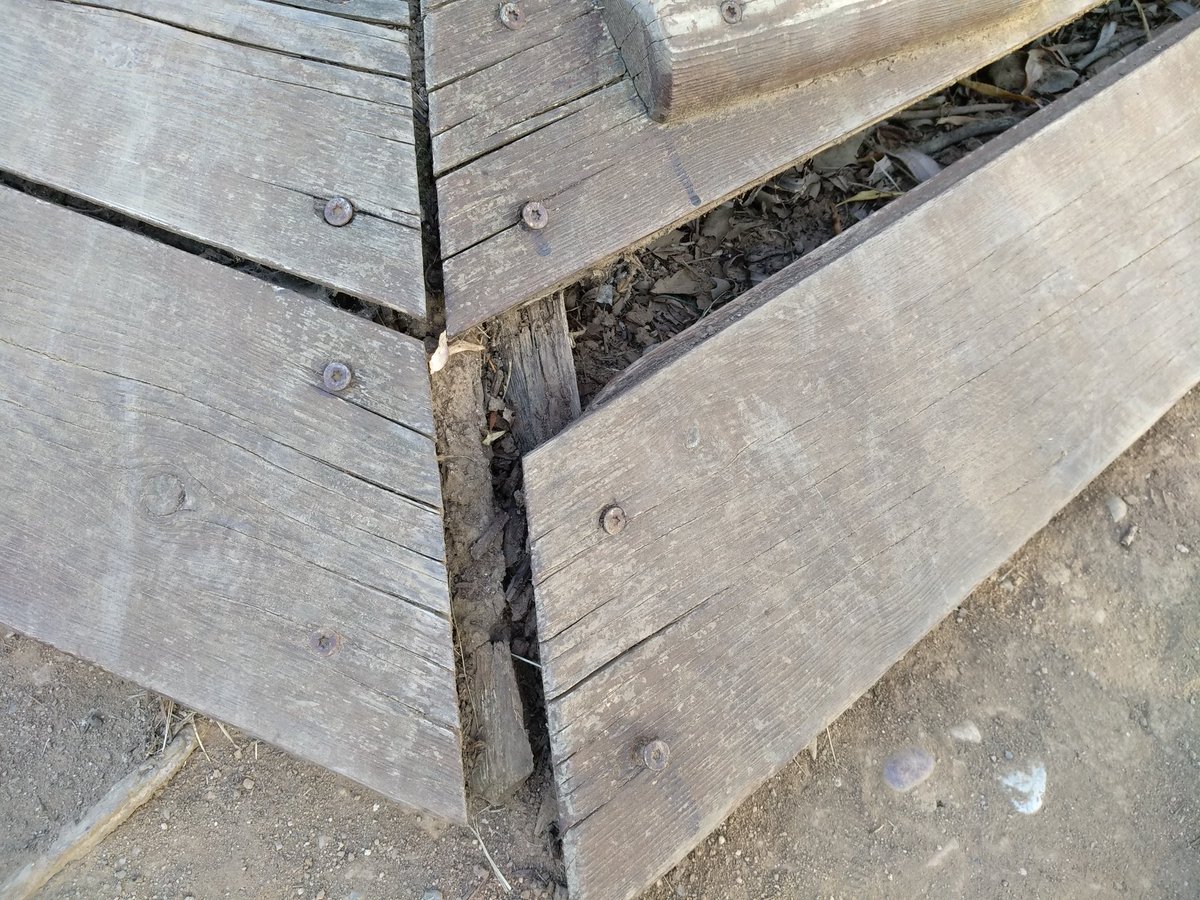 lomoly18's tweet photo. @ajsantquirze el parc infantil de les Morisques està en un estat general deplorable i els nens petits es poden fer molt de mal. https://t.co/y5hZcuskyH
