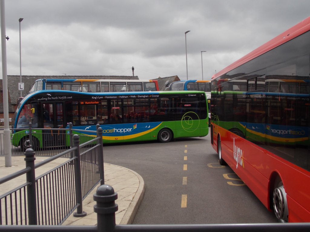 loypass_SCCar's tweet photo. #TurnbackSlideing 🚍🚌 A splash of colour on a grey day. Best Impressions's look for North Norfolk - Coasthopper - carried by Solo SR 48032 complements the red of successor Lynx's Tempo, King's Lynn's Vancouver Bus Station.
9 May 2017. #stagecoach #optare #coasthopper #lynxbus https://t.co/265H5Aofhd