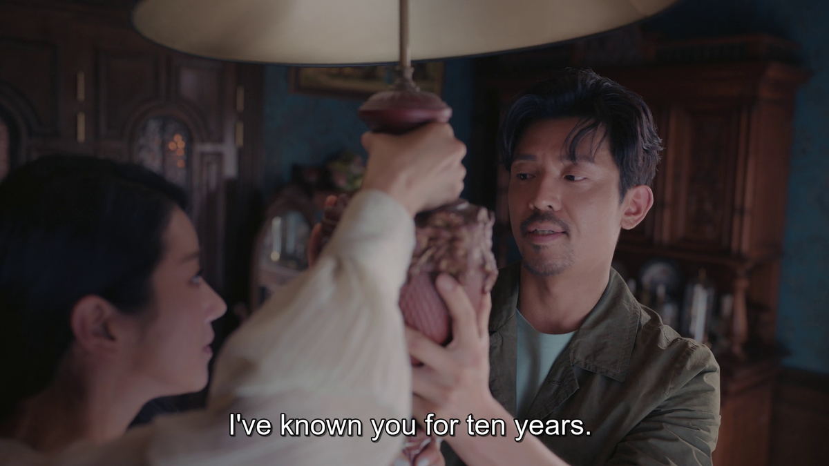 Moon Young tried to knock Sang In out to stop him from making her leave but he he predicted that.And instead of looking frightening, he looks like he's used to her behavior and reminds her he's known her for 10 years (Ep.7) #ItsOkayToNotBeOkay