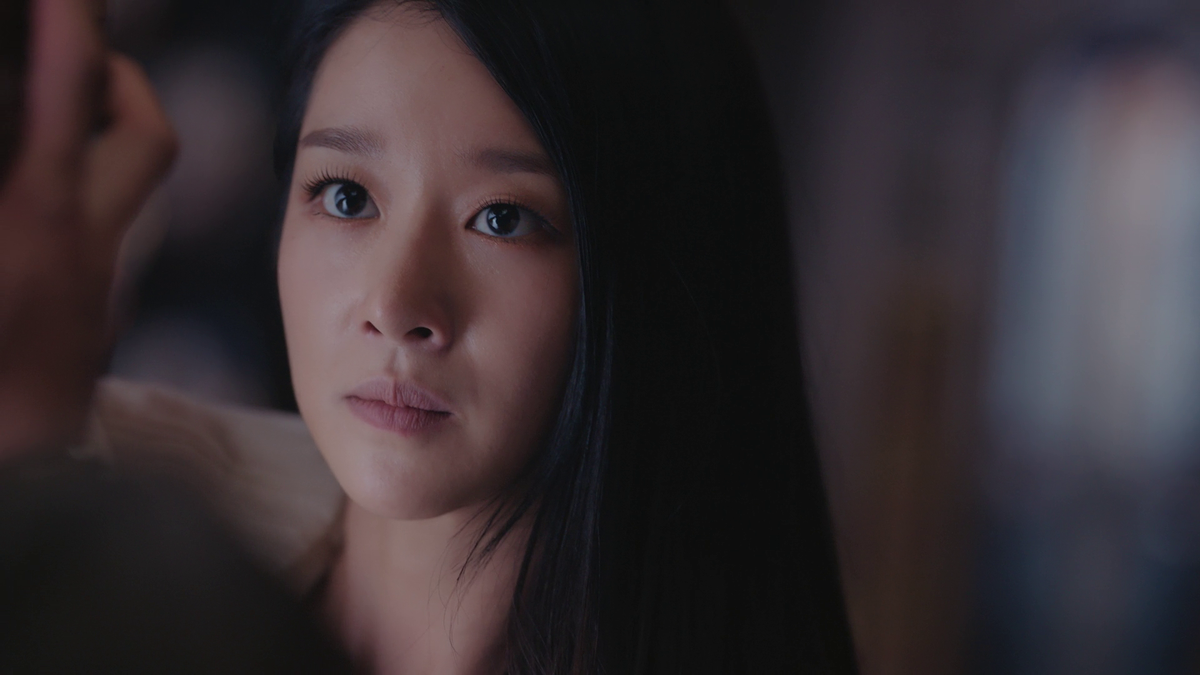 Moon Young tried to knock Sang In out to stop him from making her leave but he he predicted that.And instead of looking frightening, he looks like he's used to her behavior and reminds her he's known her for 10 years (Ep.7) #ItsOkayToNotBeOkay