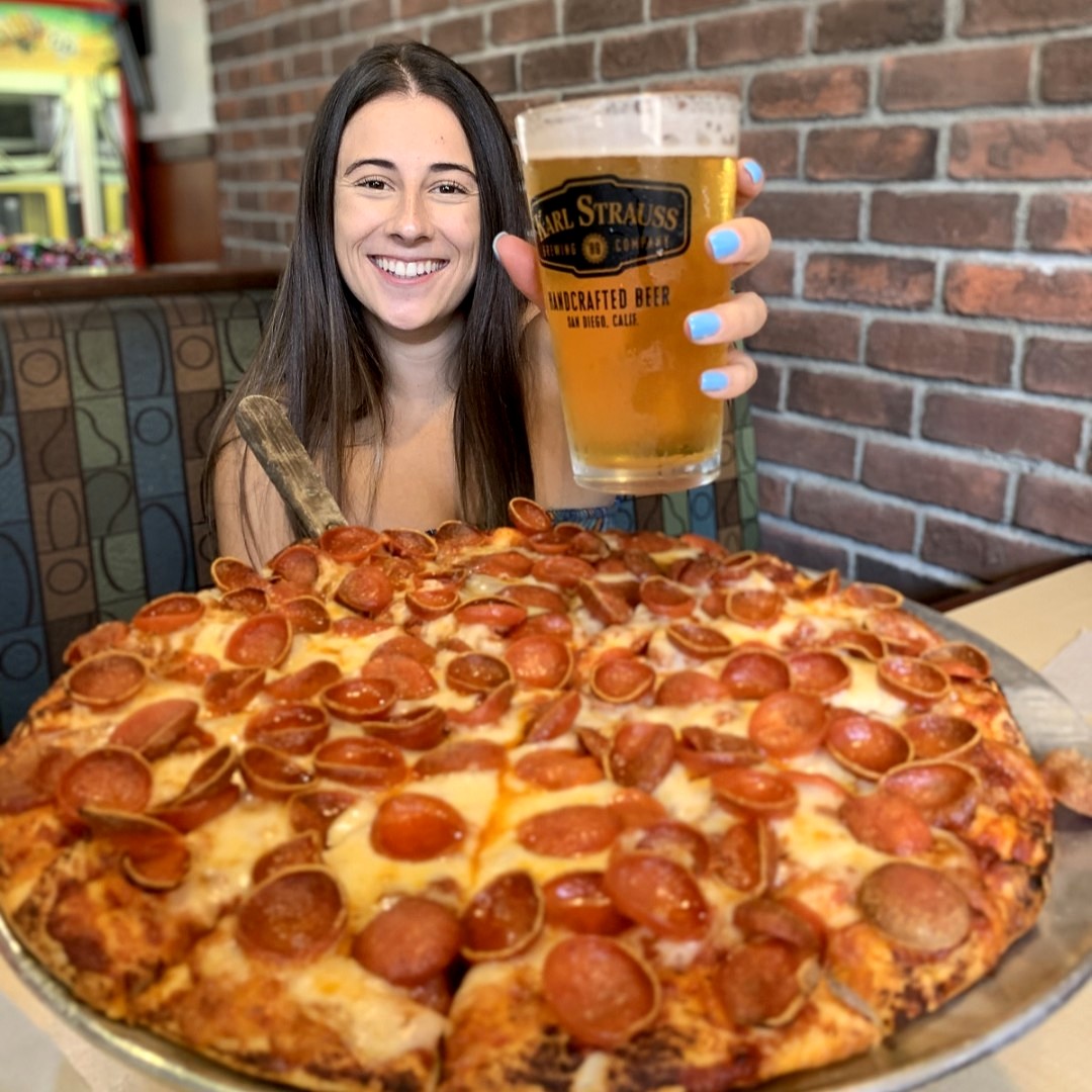 MountainMikes's tweet photo. Weekends were made for Pizza and Beer! 📸: @socalsoph 

#mountainmikes #mountainmikespizza #mmp #mmpathome #foodphoto #foodpics #pepperoni #pepperonipizza #pepperonilover #meatonpizza #pizza #pizzalove #ilovepizza #pizzadelivery #bestpizza #pizzeria #sliceofpizza #foodies #food https://t.co/JjyZ2zsgFP