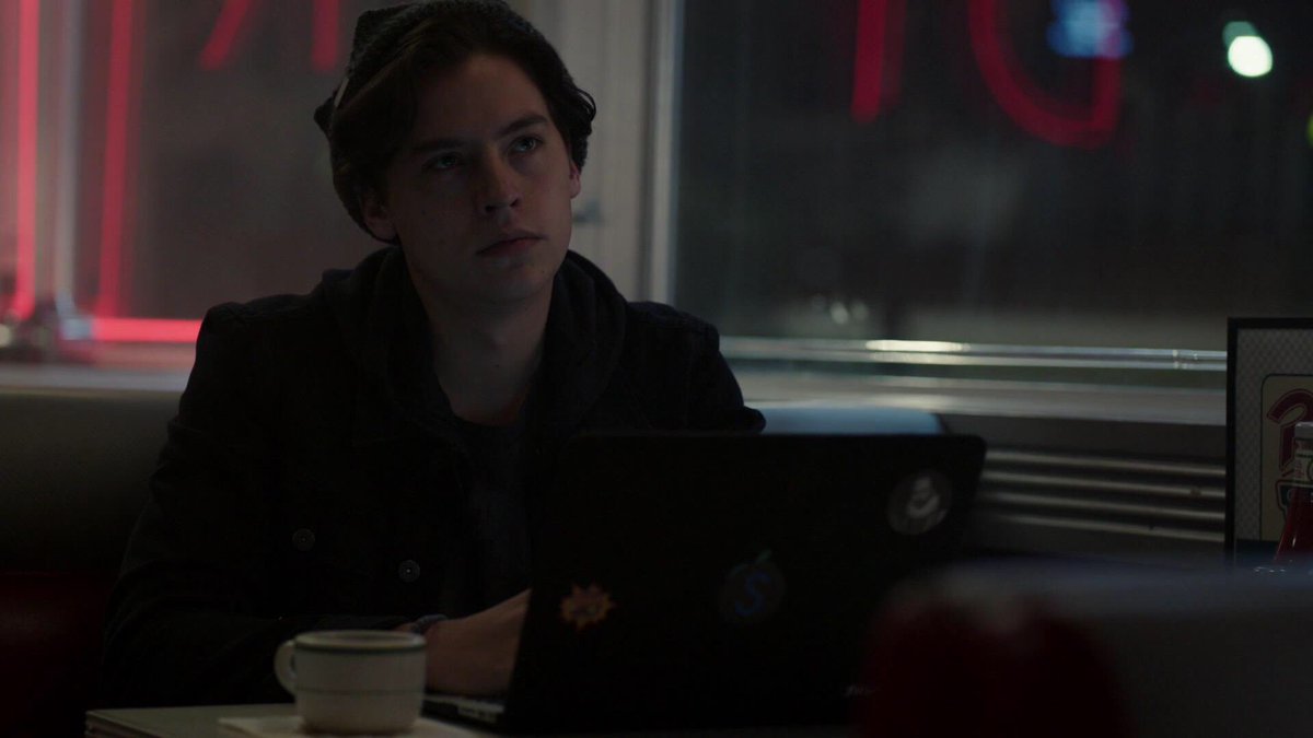 also in the pilot, we first see jughead at the end of the episode, and he has coffee! part of this is bc he is always drinking coffee when he’s writing, but also bc he’s serving major loner/outsider vibes and the coffee represents that.