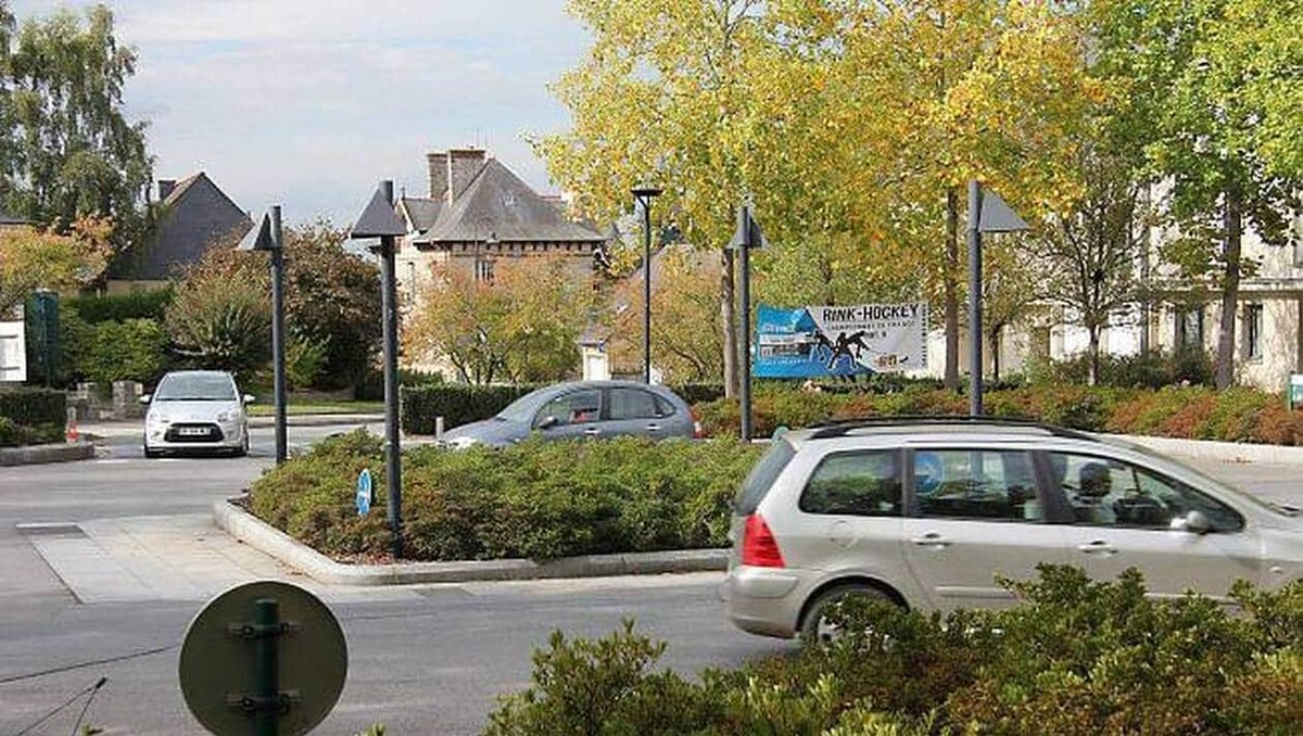 MondeFascinant's tweet photo. Dans la ville de Bourré (Loir-et-Cher) les ronds points sont carrés. https://t.co/8rpq4mp6i4
