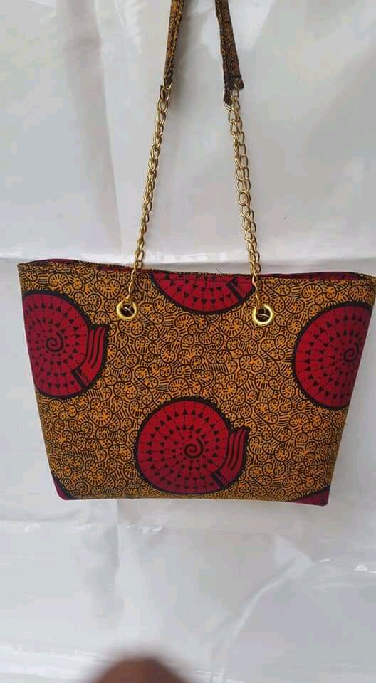 RaisingDesigner's tweet image. Are you in JSS 1 to  S S 3 ?
tired of staying at home ?
Here are some things you can learn and be empowered  .
Ankara bag making
Turban

Bead making 
Stoning of cloth
How to sew Baby wears
How to sew Men’s wears 
Photography 

For more info 08080303928 or 0814 853 9329