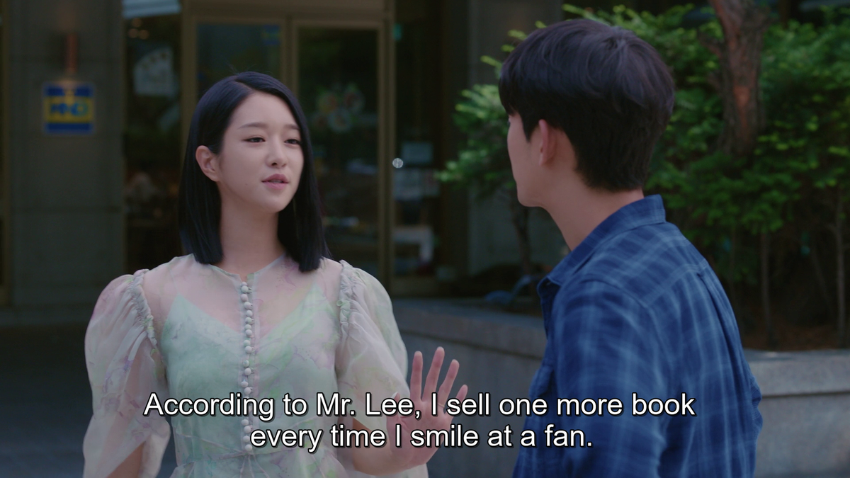Small details but Moon Young did pay attention to what Sang In said about being nice to fans to have a good image as a children's book author.And what Sang In said to Ju Ri can be applied to Moon Young too: she seems harsh but is kind deep down (Ep.8) #ItsOkayToNotBeOkay