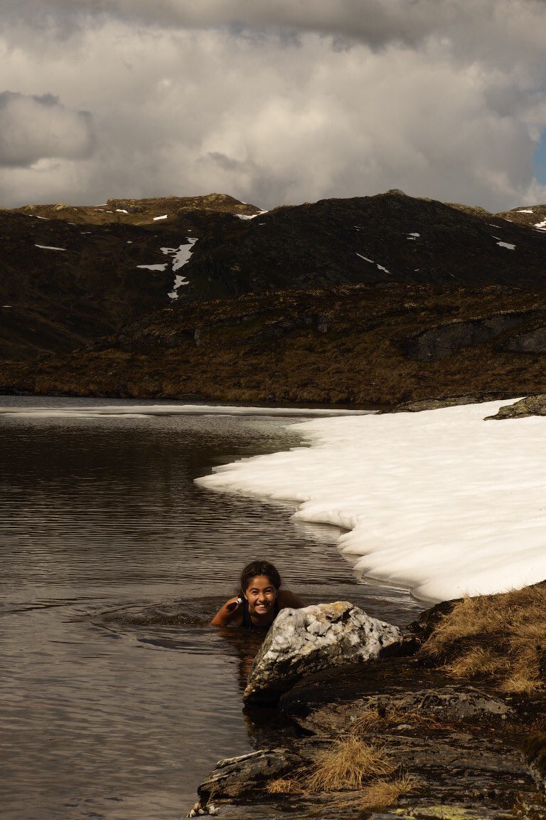 inlaWorld's tweet photo. #nrksommer bading på 1100 moh https://t.co/hlWfCM9UIc