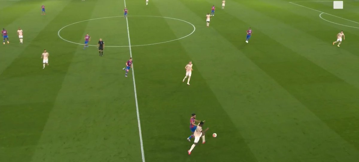 TFM also faced the same issue despite receiving facing the field. He has to play it back to Maguire because the midfield dont readjust quick enough, leaving him few safe options to progress the ball