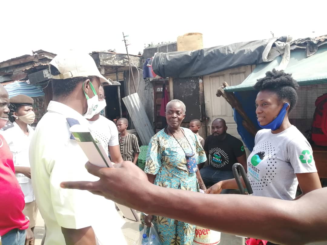 swclng's tweet photo. We also created awareness to the community encouraging them to sort there waste.
Recycling bags from @lawma_gov were distributed. 
With our hub located within the community, Obalende community can now sort and recycle their waste.#ikoyiobalendecleanup #communityrecyclingawareness https://t.co/i0Dklt4P8D