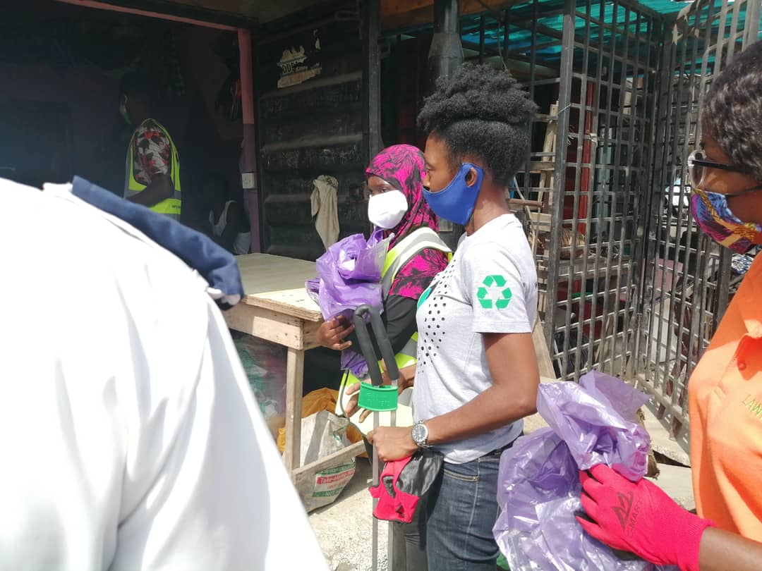 swclng's tweet photo. We also created awareness to the community encouraging them to sort there waste.
Recycling bags from @lawma_gov were distributed. 
With our hub located within the community, Obalende community can now sort and recycle their waste.#ikoyiobalendecleanup #communityrecyclingawareness https://t.co/i0Dklt4P8D