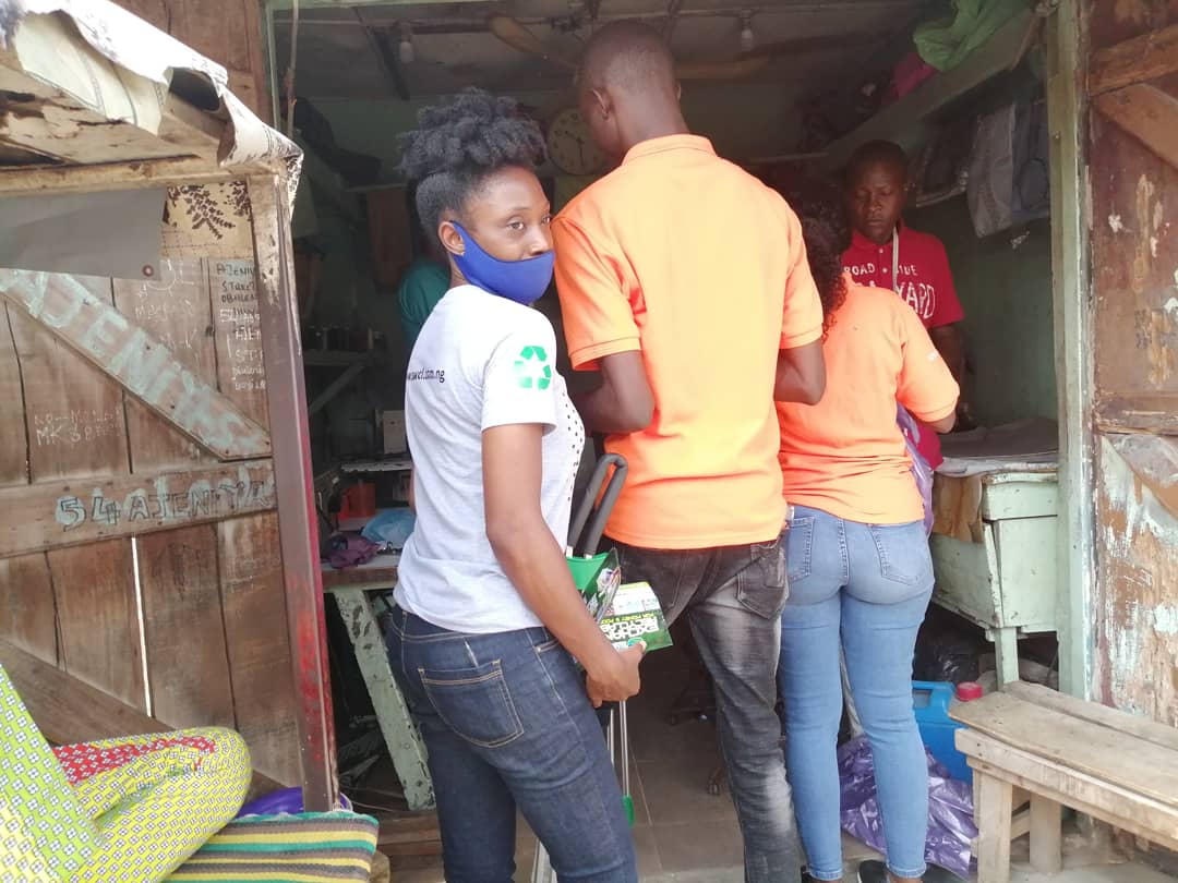 swclng's tweet photo. We also created awareness to the community encouraging them to sort there waste.
Recycling bags from @lawma_gov were distributed. 
With our hub located within the community, Obalende community can now sort and recycle their waste.#ikoyiobalendecleanup #communityrecyclingawareness https://t.co/i0Dklt4P8D