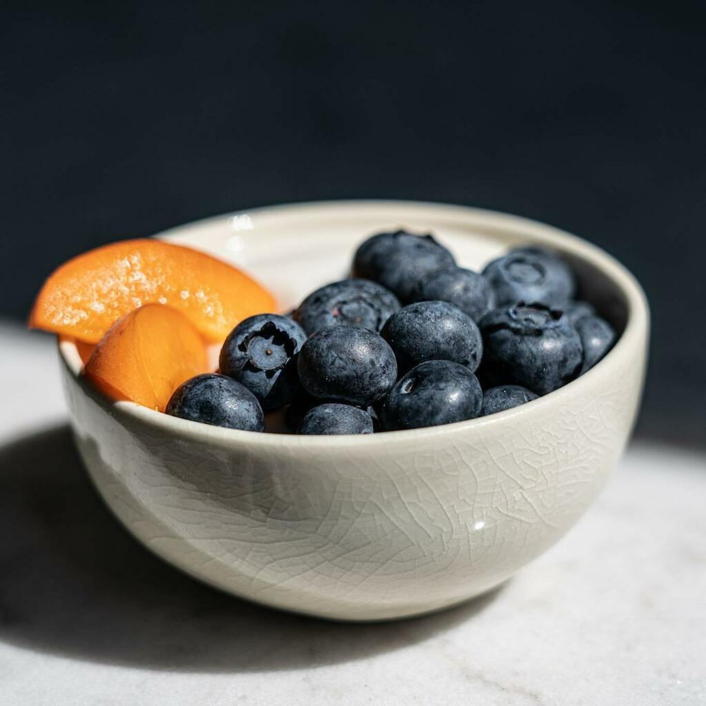 Sweet little summer snack.
—
#whitebowl #crackleglaze #simplewhite #whitepottery #minimalist #whiteceramics #modernceramics #vancouverpotter #smallbowl #wheelthrownpottery #summerbreakfast #blueberries #nimastoneware instagr.am/p/CCywvUPDRlq/