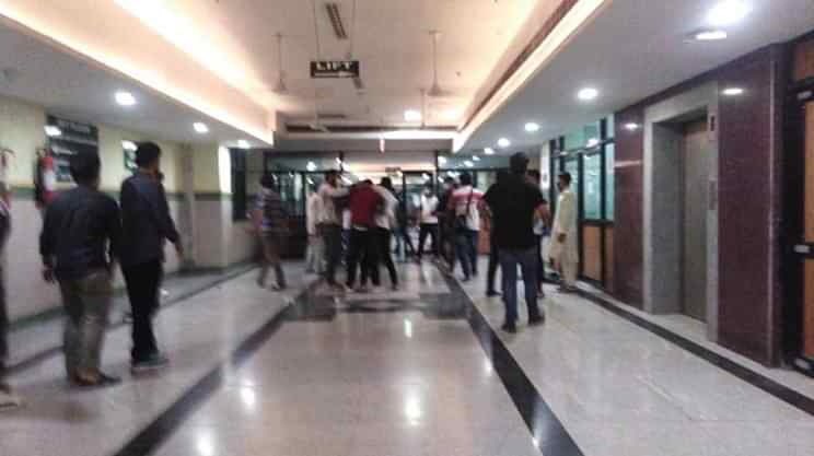 official_aimsa's tweet photo. #VIOLENCE_ON_DOCTORS 😡😠😡
Day by Day Repeated Assualt on Junior doctor's at GMC Srinagar

Yesterday Patient's attendents attacked on female , male doctors ..
Many doctors injured 
..After that all doctor quit covid duty and was doing strike .
@drharshvardhan @MoHFW_INDIA https://t.co/6t4XwhZOWK