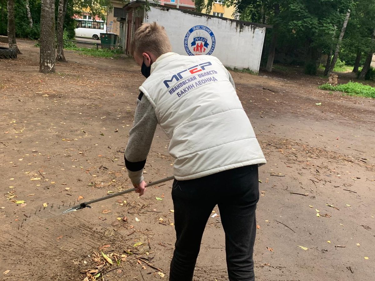 ivanovo_er's tweet photo. 🙌 Молодогвардейцы #Иваново совместно с ТОС «Лидер», а также неравнодушными жителями провели уборку на придомовой территории во дворах домов 15-17 по улице Герцена и у дома 24 по улице Парижской Коммуны.

#МГЕР37 #ЕР37 #ИвановскаяОбласть #ТОС https://t.co/9p4lpPbgnt