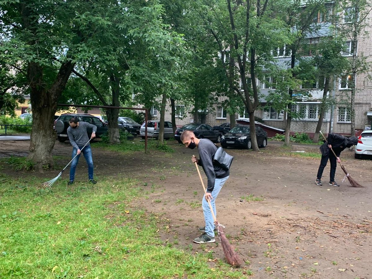 ivanovo_er's tweet photo. 🙌 Молодогвардейцы #Иваново совместно с ТОС «Лидер», а также неравнодушными жителями провели уборку на придомовой территории во дворах домов 15-17 по улице Герцена и у дома 24 по улице Парижской Коммуны.

#МГЕР37 #ЕР37 #ИвановскаяОбласть #ТОС https://t.co/9p4lpPbgnt