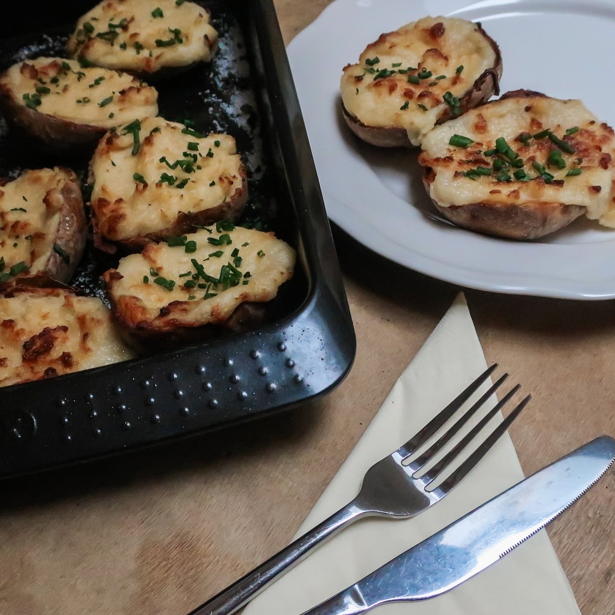 SprawlKitchen's tweet image. Here we have used @ChapterBrewing That Old Rope, West Coast Pale to make the cheese sauce, before folding it through baked potato and making loaded potato skins. Very simple, very nice. #CraftBeerCooking