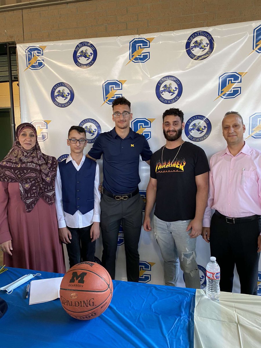 mustafaalmuna21's tweet photo. A day I have been dreaming of ever since I was a little kid finally came true.   It’s a blessing to have the next four years to play the game I love. Now it’s official. 〽️ #GoBlue @UMDearbornMBB https://t.co/bBIFXTIZJ0