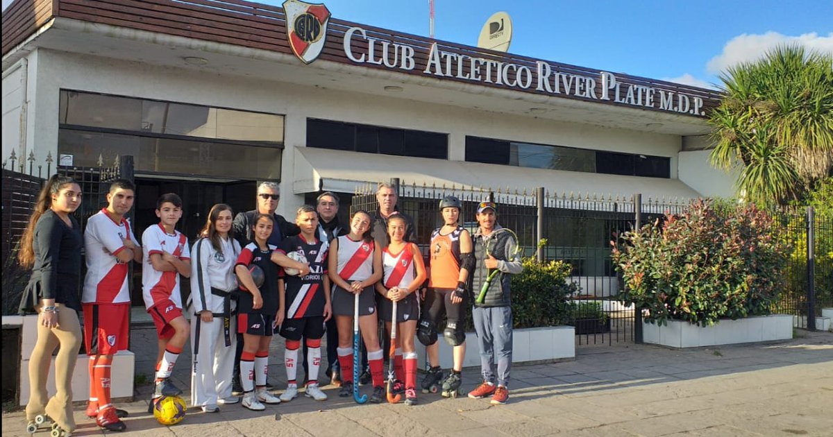 MDeportiva's tweet photo. #Aniversario @riverdemdp cumple 94 años y lo celebra en pandemia

Mira el video especial y la palabra de Alejandro Yapuncic 👇👇

https://t.co/JLt2fVLlik https://t.co/rexmXgSv0c
