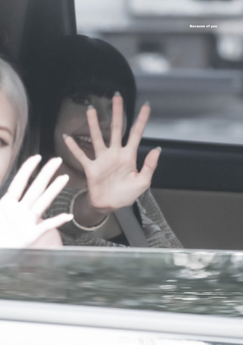 BcofU_77's tweet photo. 200718 음악중심 퇴근  

So sad 😞 quality is..... 😿 
but Lisa is really cute ~ 

#BLACKPINK  #블랙핑크 #리사  #LISA  #LALISA #HowYouLikeThat https://t.co/KuR6EB3m73