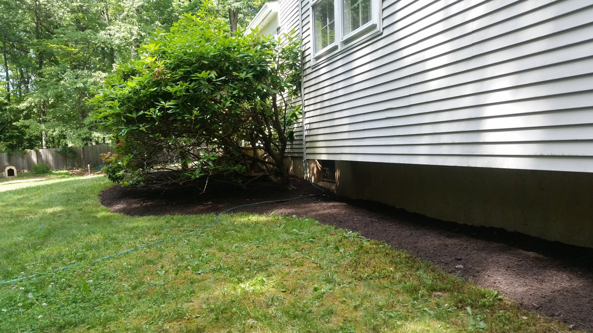 JonathanEvanow1's tweet photo. Call Jon's Yard Care to get your garden beds looking clean.  On this project we edged all the garden beds and installed some brown mulch! https://t.co/7yAOGupF02