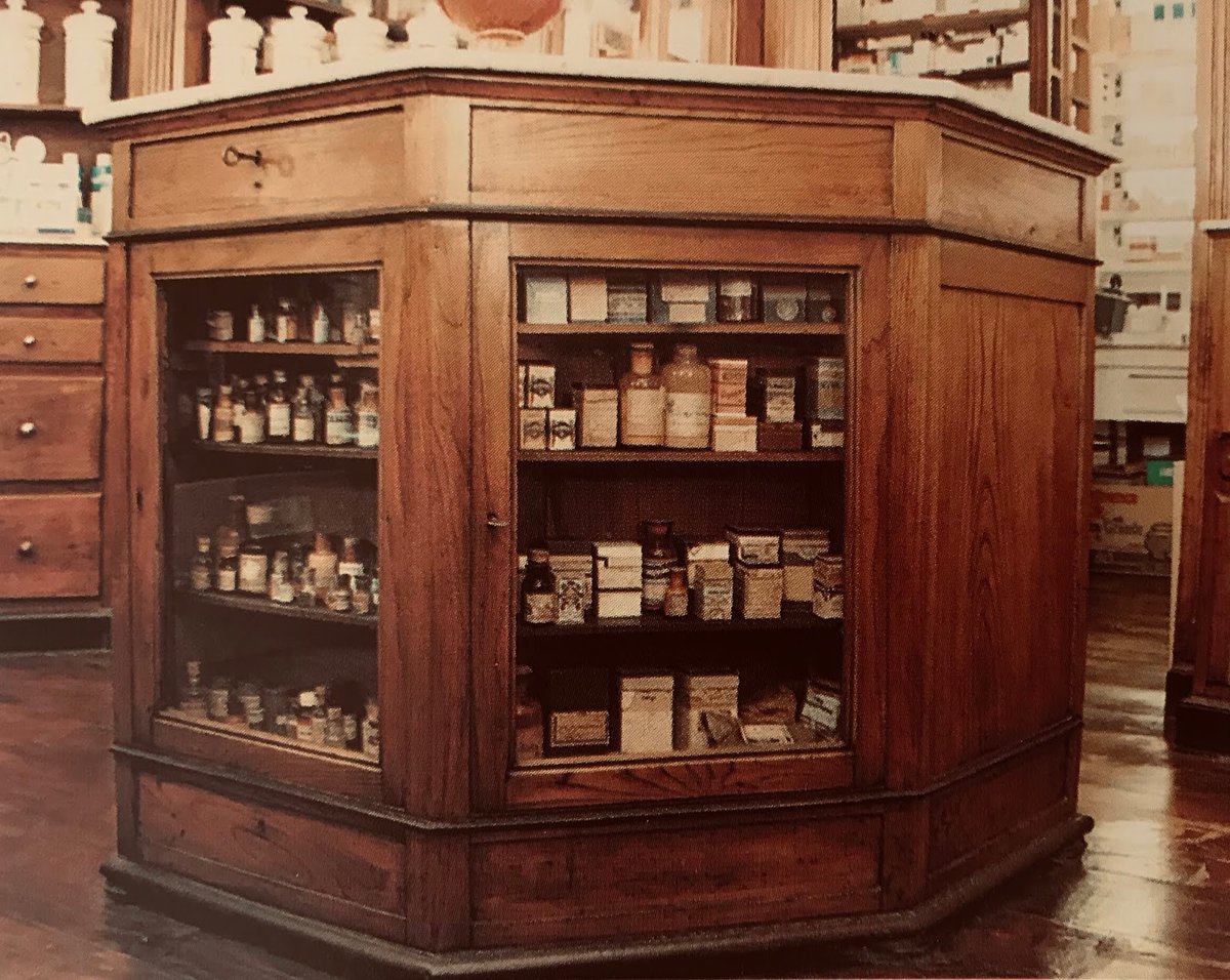 Benderapotheker's tweet photo. ¿Cuál es el origen de la frase "Venir como pedrada en ojo de boticario"?: 
En las farmacias antiguamente, había un mueble llamado 'Ojo de boticario' o 'Cordialero', en donde el farmacéutico guardaba los frascos y botes de las drogas más valiosas y difíciles de conseguir como ... https://t.co/9w6bUlCdD5