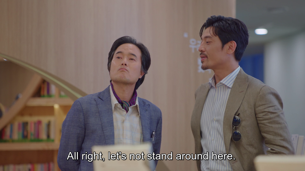 Since I live for small details... Sang In knows Moon Young so well and knows her aversion for that critic who knows her mother so he tried to make him go away (but failed since Moon Young saw him) #ItsOkayNotTobeOkay