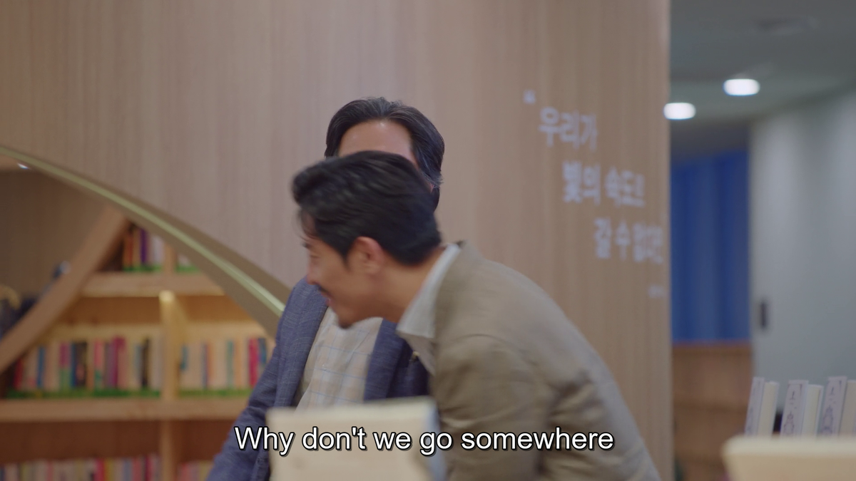 Since I live for small details... Sang In knows Moon Young so well and knows her aversion for that critic who knows her mother so he tried to make him go away (but failed since Moon Young saw him) #ItsOkayNotTobeOkay