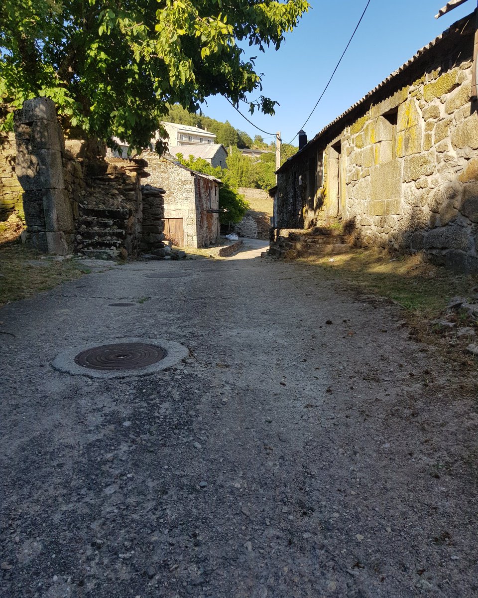 Antiguo Camino de Santiago Sanabres paso por PADORNELO (Zamora) C/Real.
#walking #artofwalking #thewaytosantiago #cuadernosdepintor #peregrino #miguelelias #santiagocompostela  #caminoSanabres #Padornelo #AltaSanabria