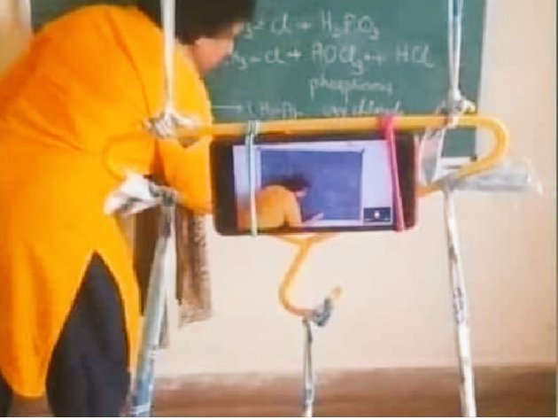 HafizMangalore's tweet photo. A Teacher too is a Corona warrior, Amazing lecturing by a teacher in the covid-19time
I request govt to announce special package for private teachers @BSYBJP
#respectTheTeacher
#StayHomeStaySafe https://t.co/KT4f0tInE1