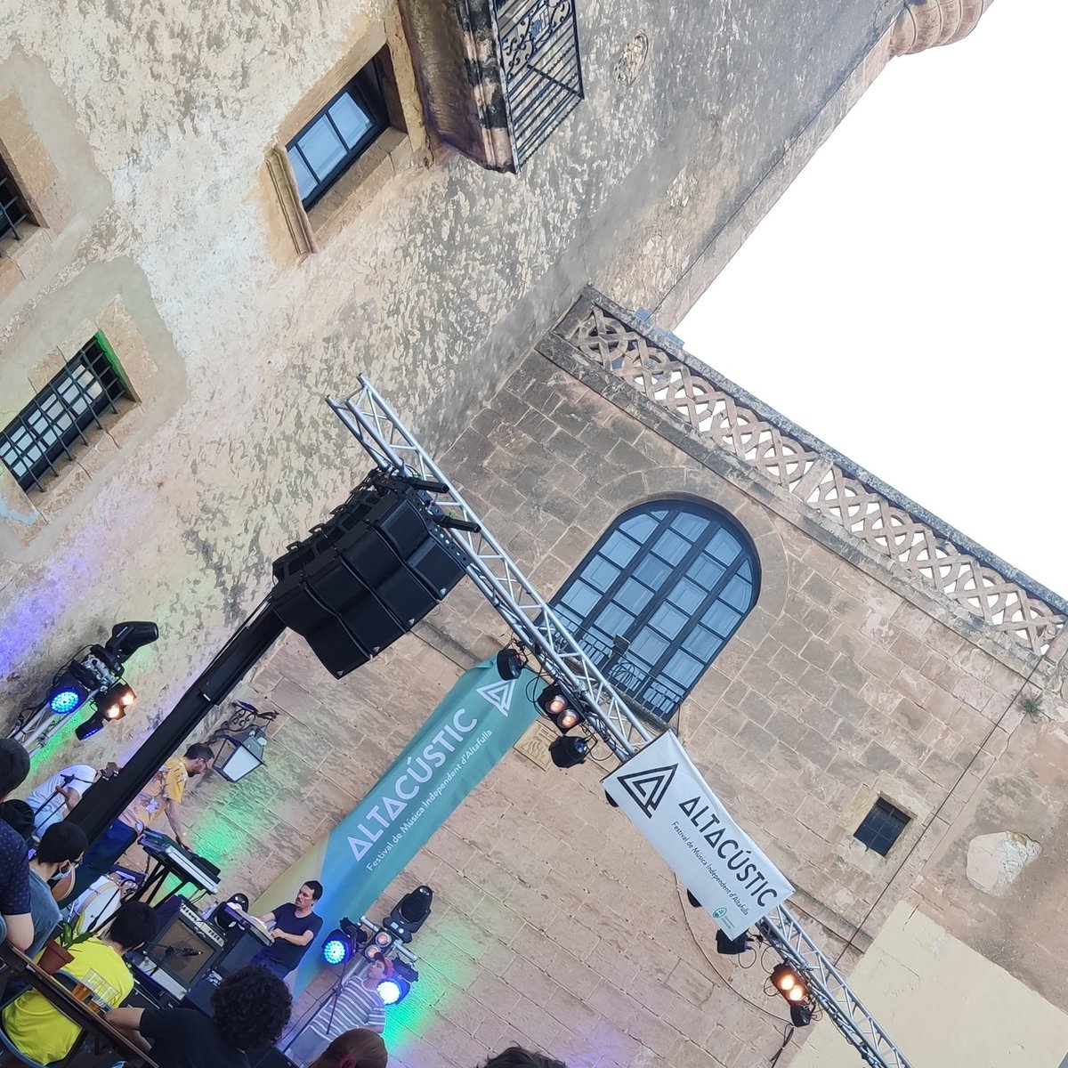 jordimolinera's tweet photo. ↔🙌😷 Distància, mans, mascareta i @altacustic als peus del Castell.
#CuidemAltafulla i #CulturaSegura https://t.co/C2kfZ41nSR
