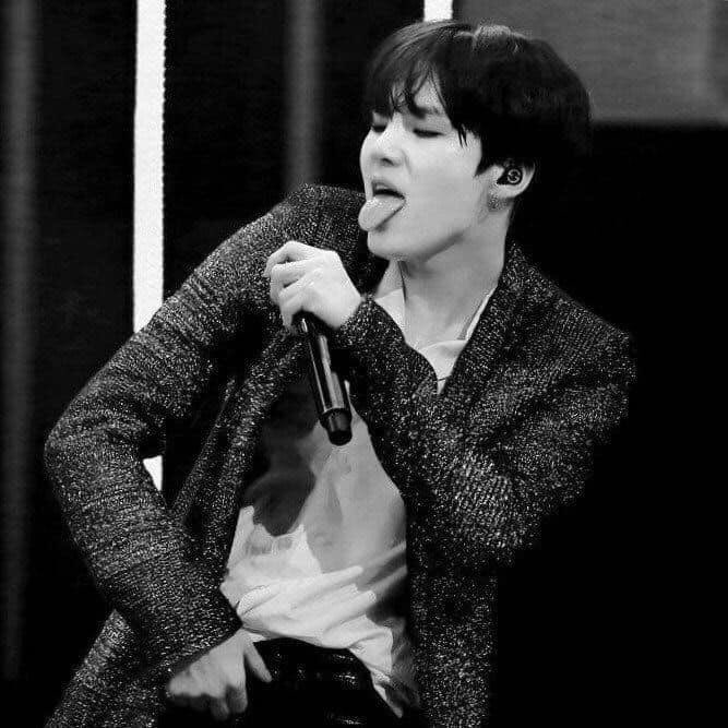What a tease you thought as you watched himHe has been trying to get your interest for weeks he acts like he dosn't care but no matter what part of the stage you are at you end up with him thrusting at your face with a smile or his tongue out at youAnd secretly you love it