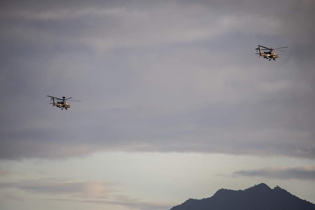 25thID's tweet photo. 🚁

#WingsofLightning have been conducting 24 hr ops for #LightningForge20. Apaches have provided reconnaissance and security. While Blackhawks were in charge of facilitating movement for Soldiers and adding combat power to the ground forces. https://t.co/Qbs6hpjY87