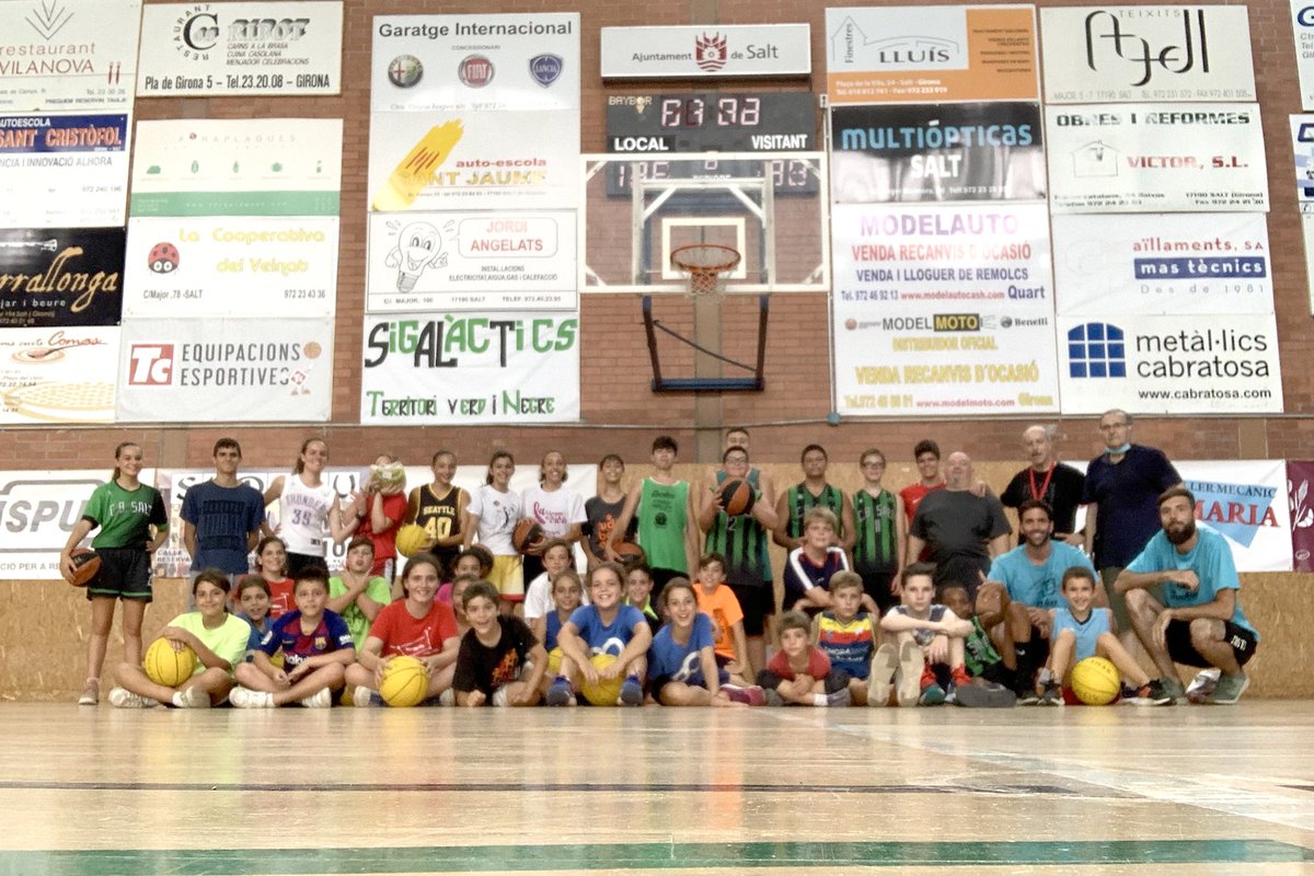 Aquest divendres els entrenadors del <a href="/cbsalt/">Club Bàsquet Salt</a> :  <a href="/LTrasserra/">Lluís Trasserra</a>  Benvi Vila i jo mateix vam conduir un entrenament diferent al tecnisaltbàsquet 
Gràcies per oferir-nos aquesta oportunitat de compartir pista amb tota aquesta colla de cracks!