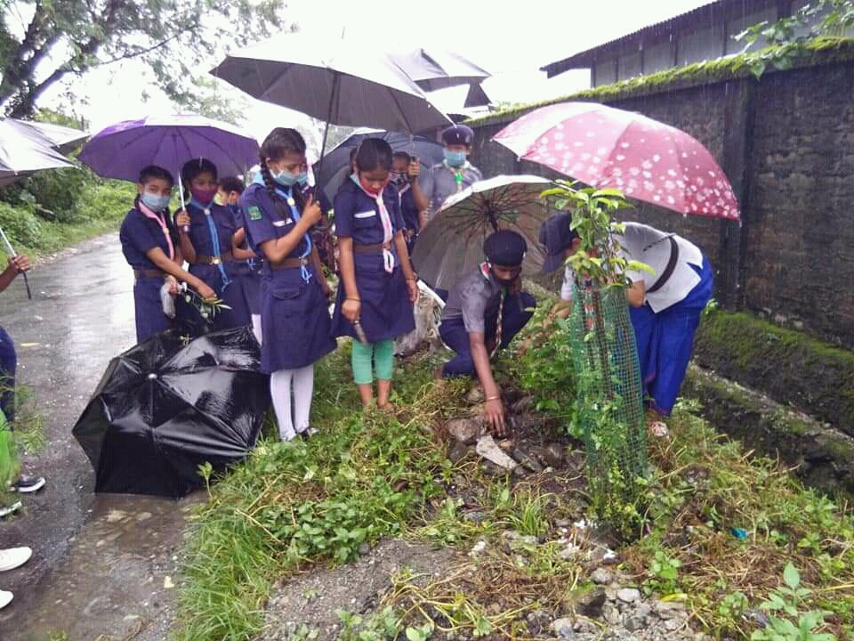 bsgnhq's tweet photo. Members of Arunachal Pradesh observed Vanmahotsav and planting saplings. #bsgindia #muskaanwithbsg #udaan #bsg @KirenRijiju @YASMinistry https://t.co/Idp9VzxnNz