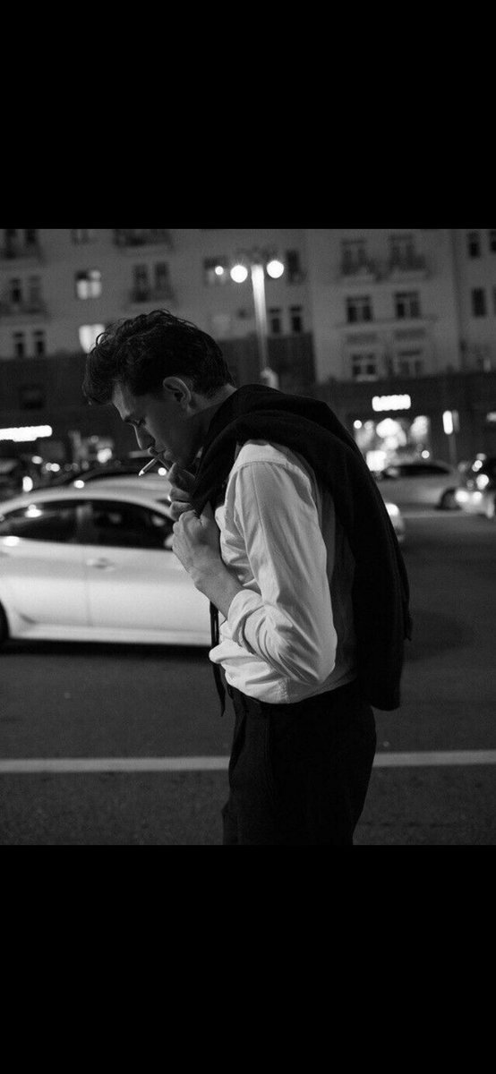 أشعر بالغرابة عندما لا أكون حزيناً .