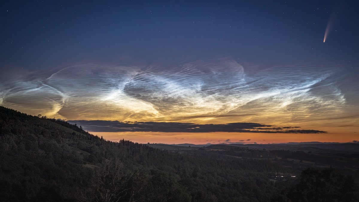 chrispomeroy_05's tweet photo. Noctilucent clouds are very high clouds seen in the night sky while we all sleep. As an added bonus I was able to photograph them with the NEOWISE comet (Top right) a visible comet to the naked eye. @BreconBeaconsNP @VisitBeacons @kelseyredmore https://t.co/tFAQiPU2Sh