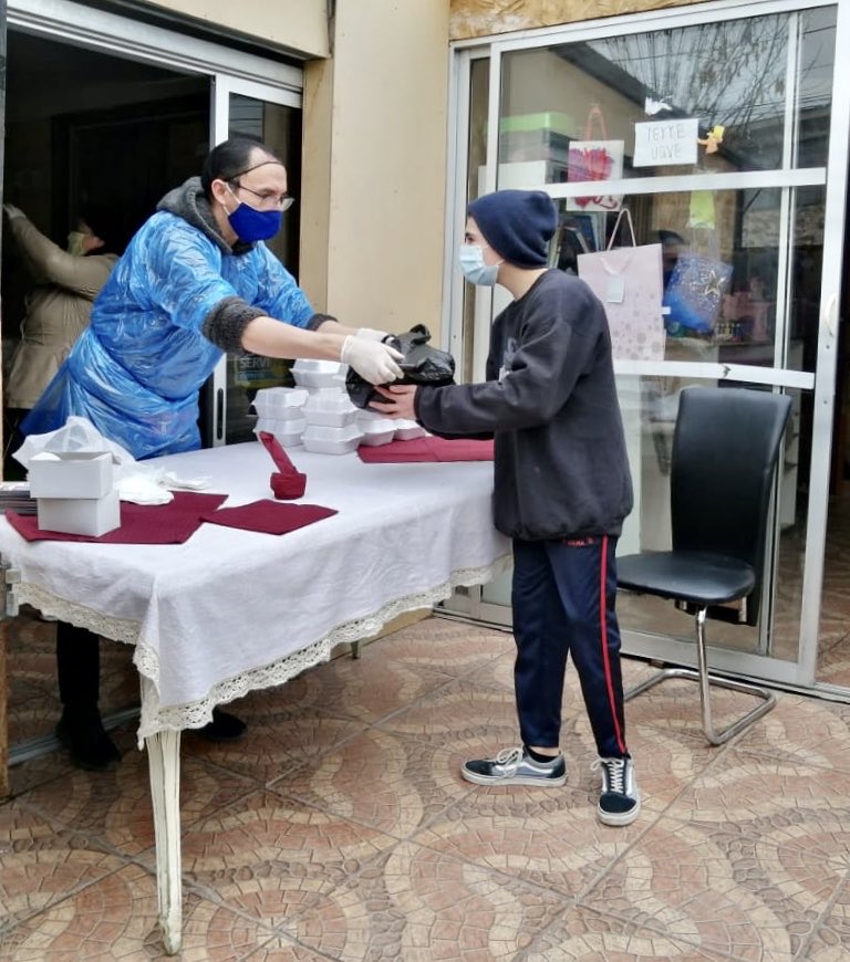 GTorresFerrari's tweet photo. Junto a nuestros vecinos de Villa La Reina compartiendo una rica tallarinata solidaria 🤗. https://t.co/iOkiFjc8HD