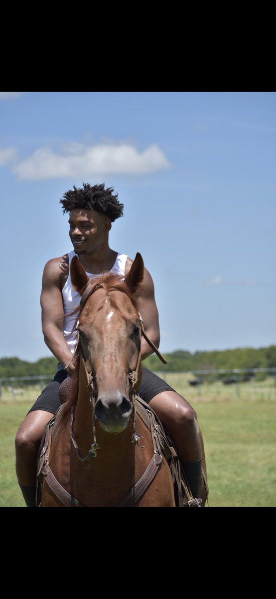 ErrolSpenceJr's tweet photo. Wrecked a Ferrari bought a horse 😏🤝 #CountryShit https://t.co/qdQh9fVRUV