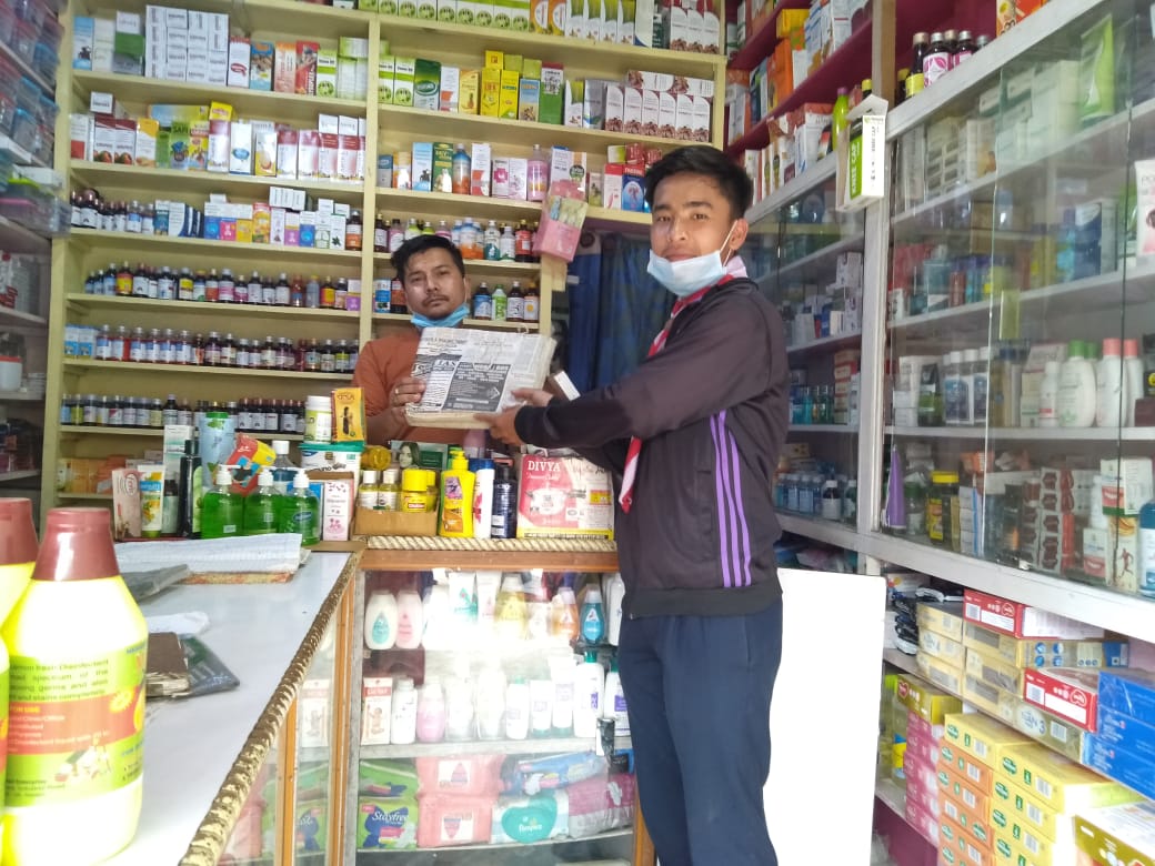 bsgnhq's tweet photo. Members of Manipur distributing paper bags under the Plastic tide turners challenge. #bsgindia   #muskaanwithbsg   #udaan #bsg @KirenRijiju @YASMinistry https://t.co/CWyRwUrx8l