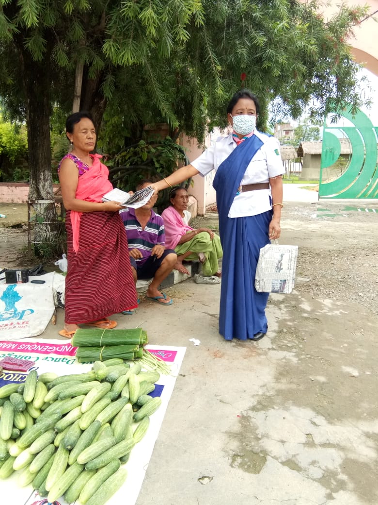 bsgnhq's tweet photo. Members of Manipur distributing paper bags under the Plastic tide turners challenge. #bsgindia   #muskaanwithbsg   #udaan #bsg @KirenRijiju @YASMinistry https://t.co/CWyRwUrx8l