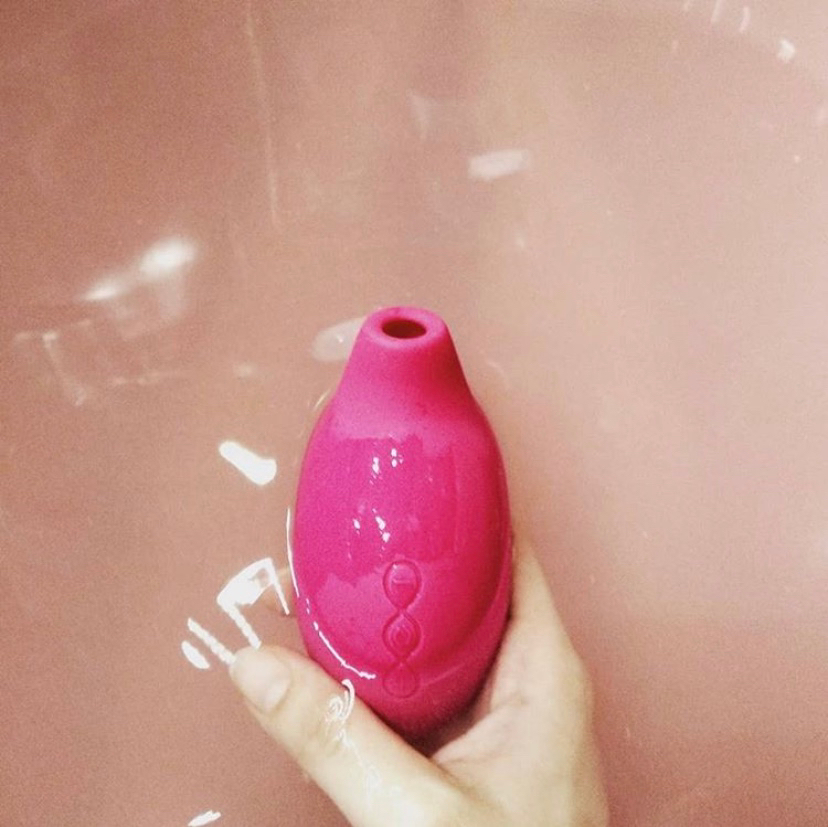 theBloomi's tweet image. This sex toy will change you life one orgasm at a time --think 'feel-good' suction that you control🔥 Get yours on thebloomi.com 

📸: @thosecreamy @lelo_official 
#SexualWellness #BloomiApproved #Pleasure #Slitoral Stimulation #BeYourCEO