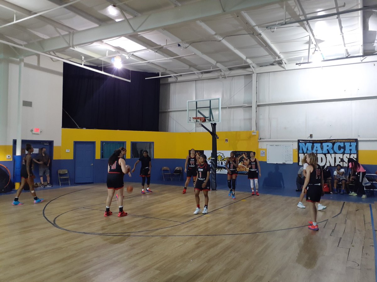 slythesportsguy's tweet photo. #EXCLUSIVESHOWCASE
Getting ready to watch a loaded @TbWbasketball1 take on a loaded @Bouncenation_J
Should be a GREAT ONE!
@_CoachTB @MathurineAgency @SUVtv https://t.co/KkPyFGoGBN